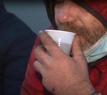 Oamenii străzii, adunați de Poliția Locală, pentru a fi protejați de efectele gerului