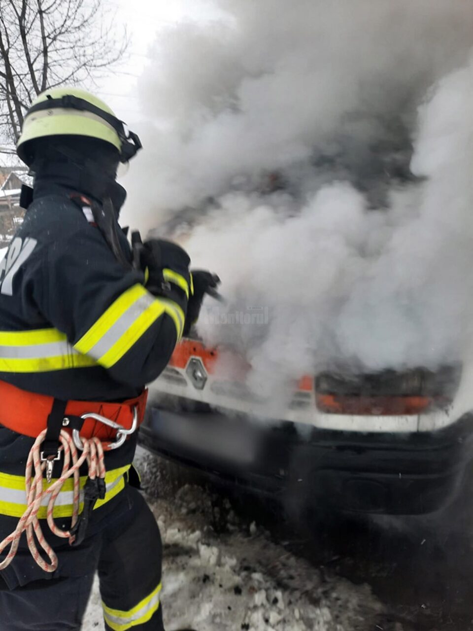 Autoutilitară distrusă parțial într-un incendiu