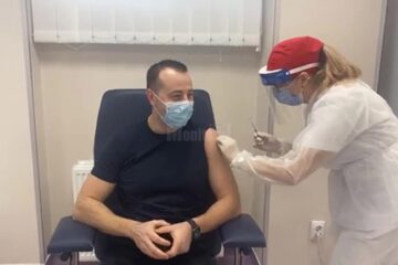 Viceprimarul Lucian Harșovschi a transmis live vaccinarea sa anti-Covid