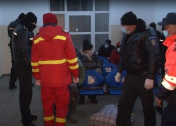 Oamenii străzii, adunați de Poliția Locală Suceava, testați de Covid și duși la adăpostul Lumină Lină