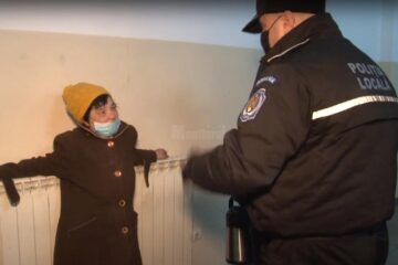 Oamenii străzii, adunați de Poliția Locală, pentru a fi protejați de efectele gerului