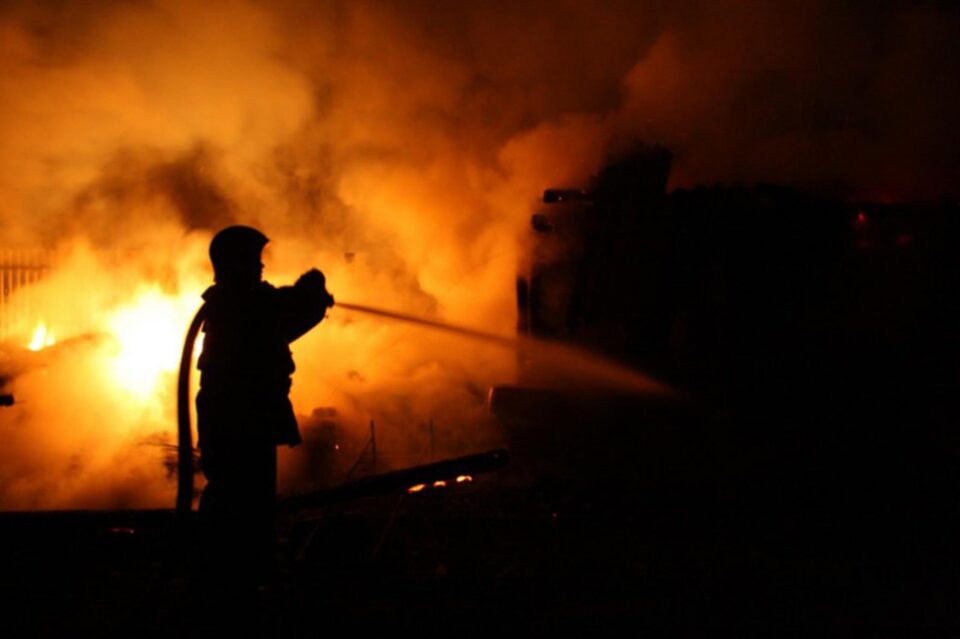 A încercat să aprindă focul cu benzină și incendiul izbucnit a distrus întreaga baie