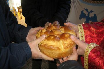 Dar cine „le are cu biserica”?