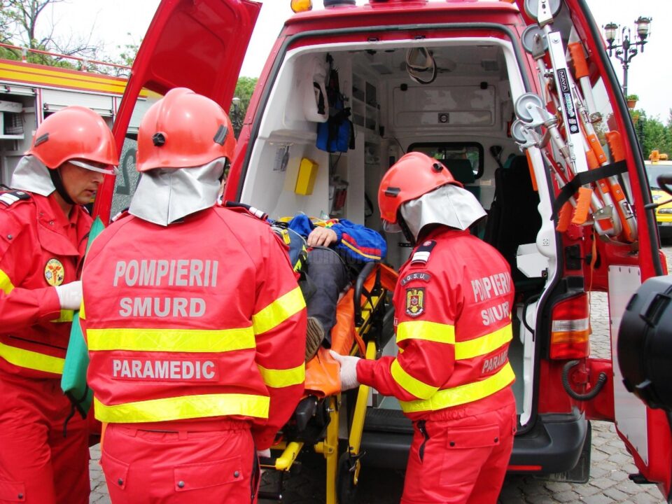 Tanarul de 19 ani a fost preluat de un echipaj SMURD si transportat la spital Tanarul de 19 ani a fost preluat de un echipaj SMURD si transportat la spital