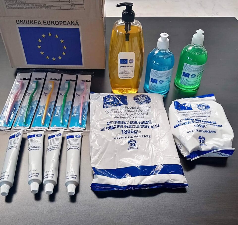Un pachet de produse de igienă conține periuțe de dinți, pastă de dinți, săpun lichid, șampon copii, șampon adulți, detergent rufe