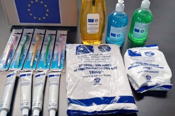 Un pachet de produse de igienă conține periuțe de dinți, pastă de dinți, săpun lichid, șampon copii, șampon adulți, detergent rufe