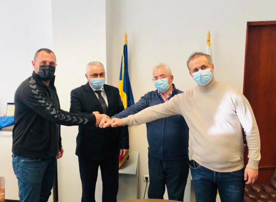 Adrian Chirut, Valentin Popa, Ion Lungu și Sorin Rață, la finalul întâlnirii care a avut ca temă susținerea echipei de handbal
