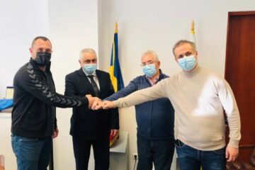 Adrian Chirut, Valentin Popa, Ion Lungu și Sorin Rață, la finalul întâlnirii care a avut ca temă susținerea echipei de handbal