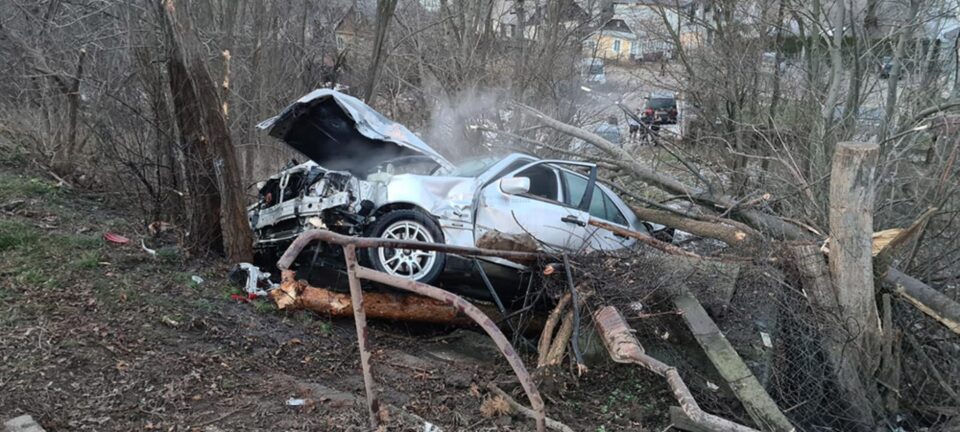 Șoferul a fost găsit proiectat în afara autoturismului, în stare de inconștiență