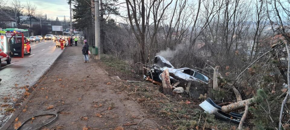 Autoturismul a acroșat și un pieton aflat pe trotuar