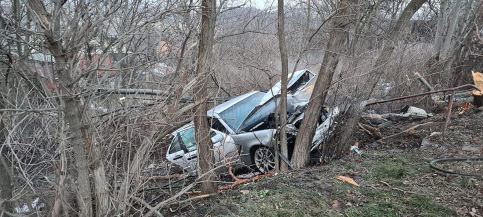 Autoturismul a părăsit șoseaua și a intrat în coliziune violentă cu arborii de la marginea drumului