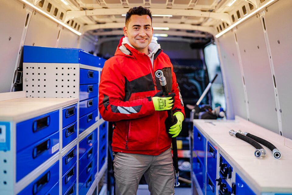 Alexandru Bîrsan are 32 de ani și a pus afacerea pe picioare de doi ani, având un atelier deschis la Gura Humorului