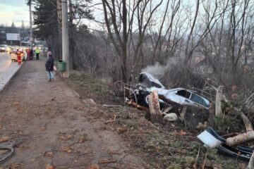 Tânăr rănit grav, după ce a fost proiectat în afara mașinii cu care intrase în copacii de lângă drum