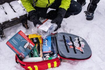 Trusă pentru urgențe medicale, tip rucsac, complet echipată, donată Serviciului Public Județean Salvamont Suceava de către membrii Rotary Club Suceava Cetate