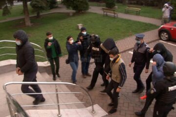 Mandate de arestare prelungite pentru angajații de la Permise și Înmatriculări