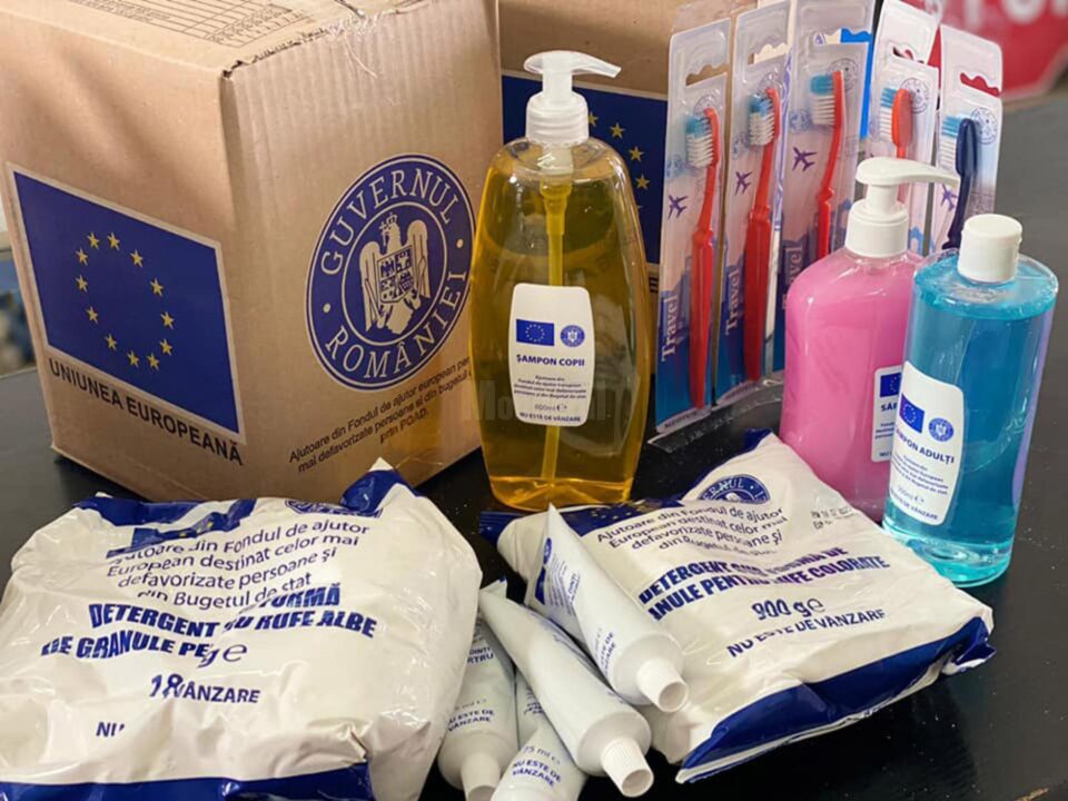 Persoanele în dificultate din municipiul Fălticeni primesc pachete cu produse de igienă Persoanele în dificultate din municipiul Fălticeni primesc pachete cu produse de igienă