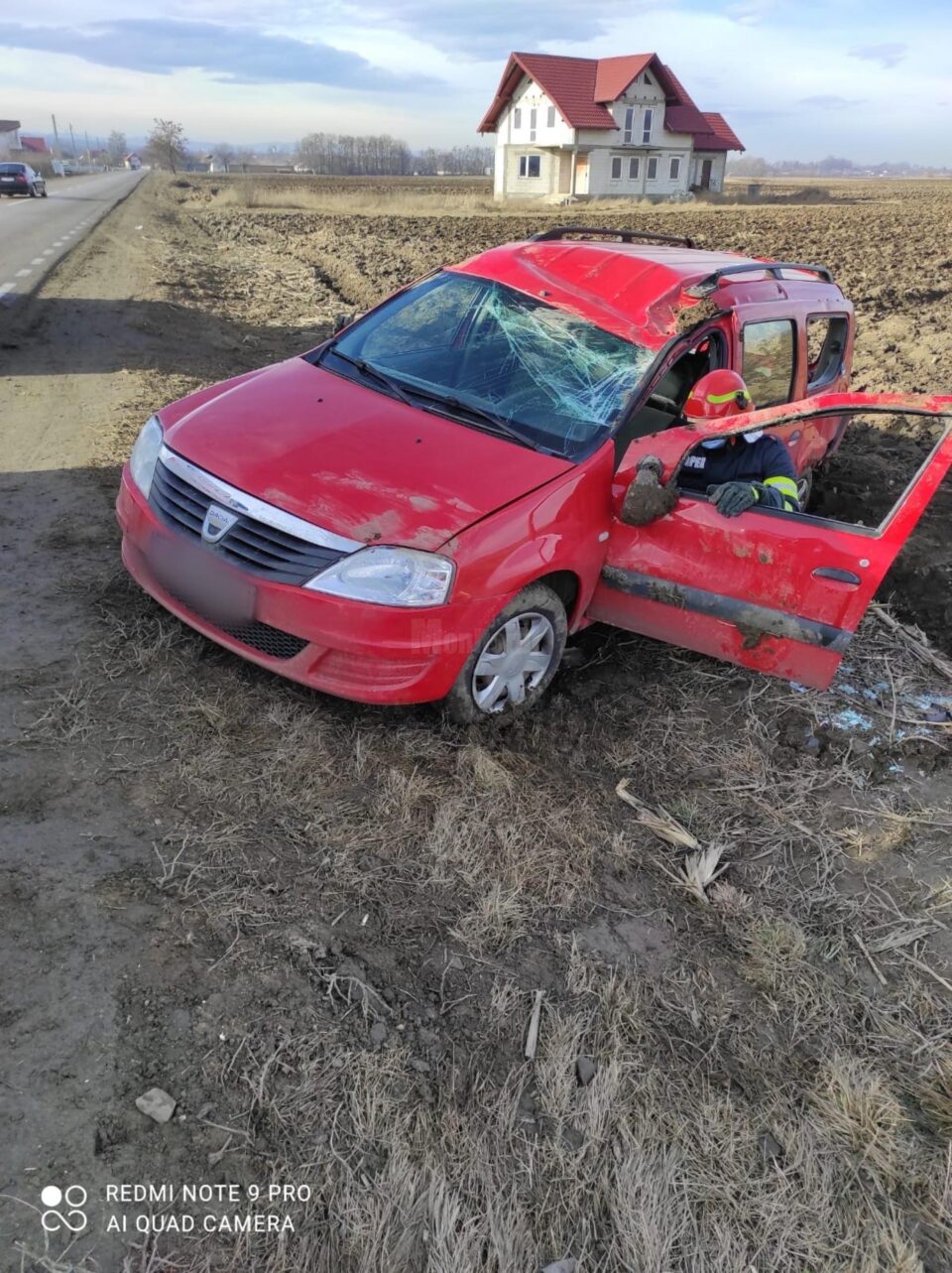 Autoturismul Dacia s-a rasturnat in afara soselei, la iesire din Milisauti