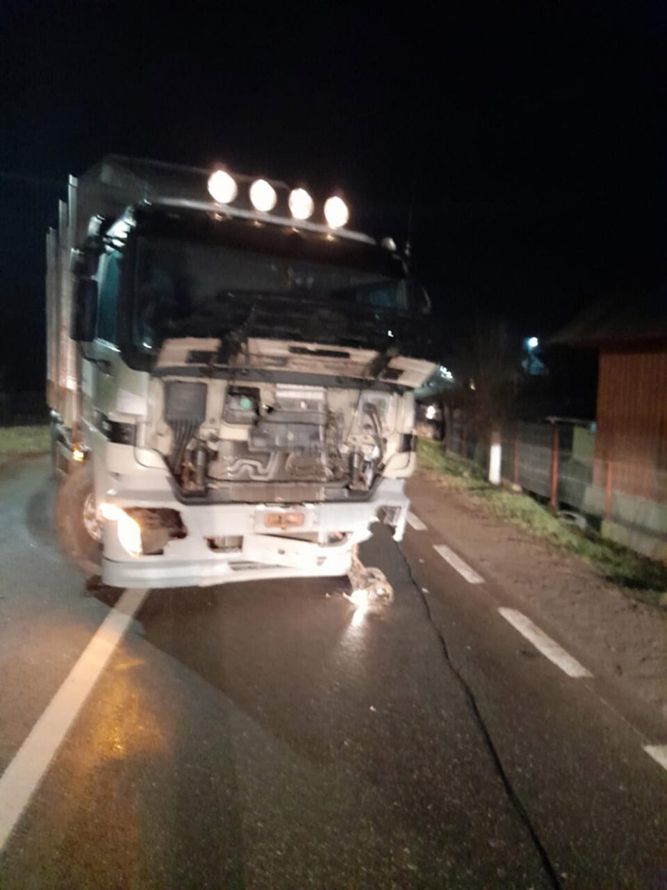 Autoturismul Opel a lovit în plin o autoutilitară marca Mercedes-Benz Actros
