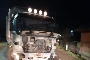 Autoturismul Opel a lovit în plin o autoutilitară marca Mercedes-Benz Actros