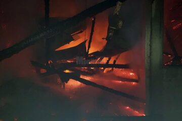 Hala unui gater din Slatina a fost mistuită de un puternic incendiu