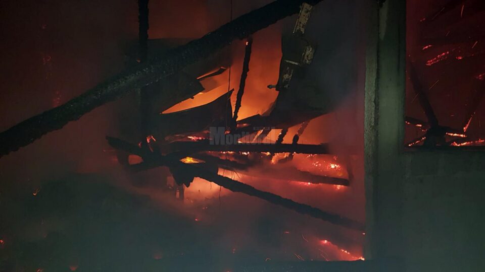 Hala unui gater din Slatina a fost mistuită de un puternic incendiu Hala unui gater din Slatina a fost mistuită de un puternic incendiu