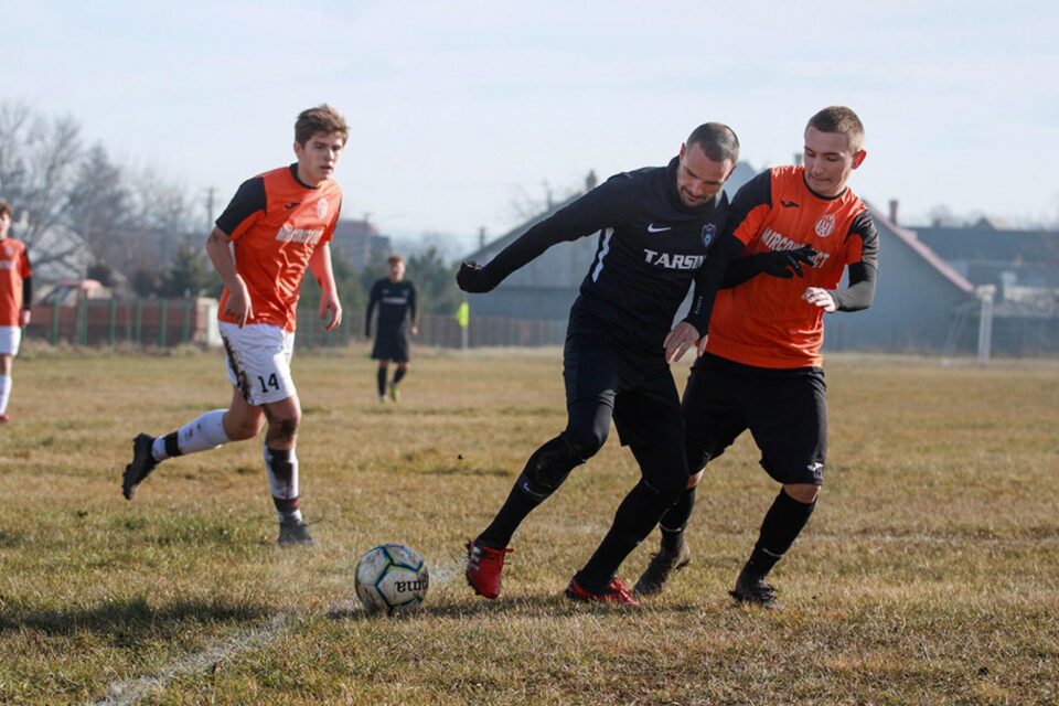 Antrenorul-jucător Iulian Ionesi a marcat două goluri în amicalul cu Juniorul Suceava. Foto Cristian Plosceac Antrenorul-jucător Iulian Ionesi a marcat două goluri în amicalul cu Juniorul Suceava. Foto Cristian Plosceac