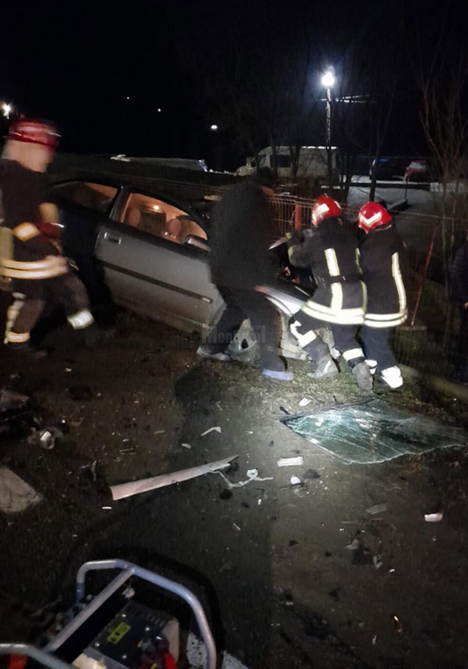 Bărbatul a avut nevoie de intervenția echipajului de descarcerare de la ISU pentru a putea fi extras dintre fiarele contorsionate