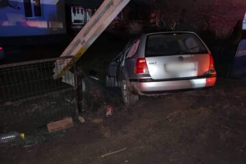 A intrat cu mașina într-un stâlp de electricitate