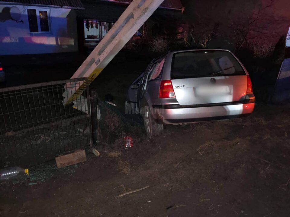 A intrat cu mașina într-un stâlp de electricitate