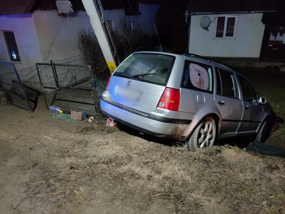 A intrat cu mașina într-un stâlp de electricitate