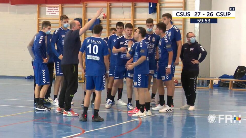Tinerii handbaliști suceveni primesc ultimele indicații pe finalul partidei cu CSU Pitești Tinerii handbaliști suceveni primesc ultimele indicații pe finalul partidei cu CSU Pitești