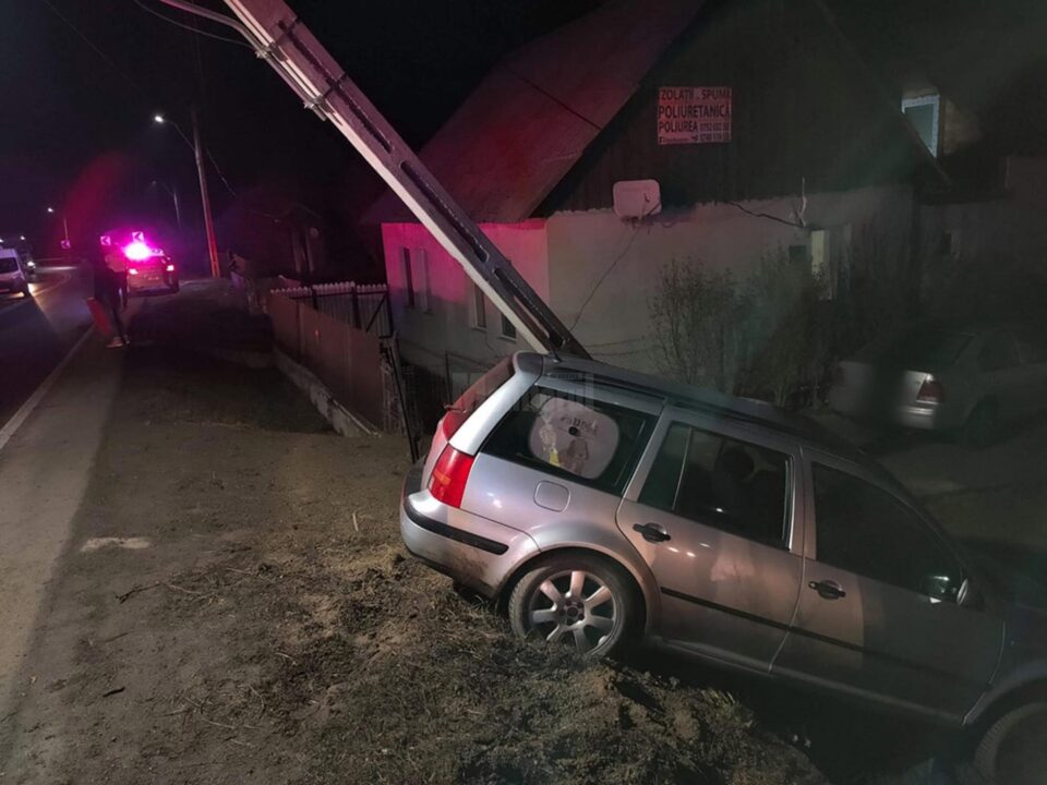 A intrat cu mașina într-un stâlp de electricitate