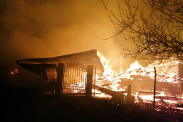 Incendiul violent a cuprins casa și mare parte din anexele gospodărești
