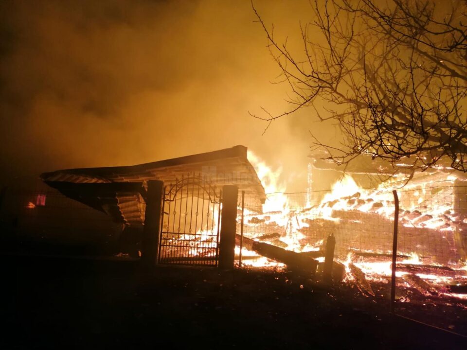Incendiul violent a cuprins casa și mare parte din anexele gospodărești