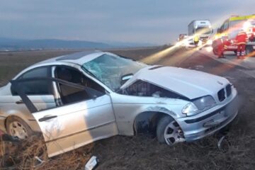 Autoturismul BMW avariat, în care se aflau cele două persoane care au fost rănite