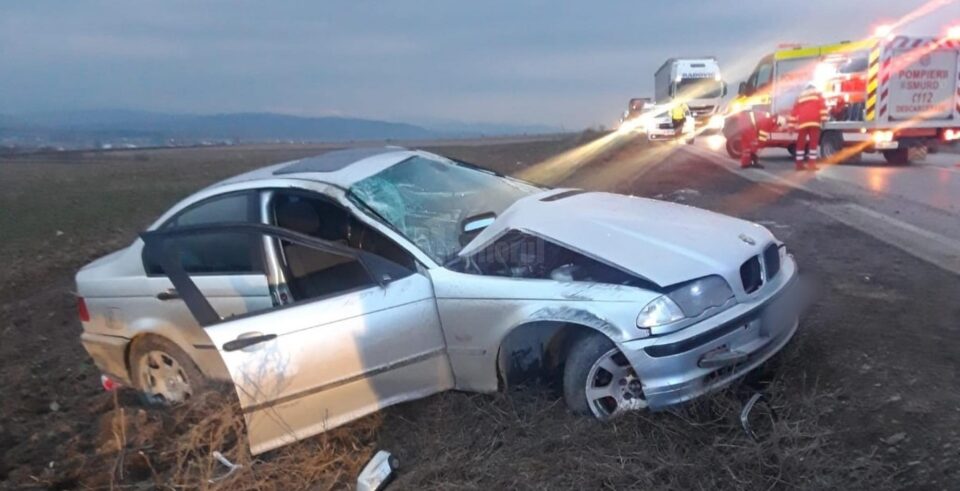 Autoturismul BMW avariat, în care se aflau cele două persoane care au fost rănite Autoturismul BMW avariat, în care se aflau cele două persoane care au fost rănite