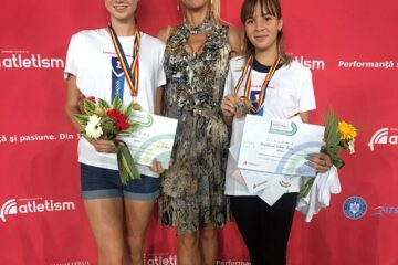 Antrenoarea Erzilia Timpau, încadrată de Talida Sfarghiu și Mădălina Sîrbu