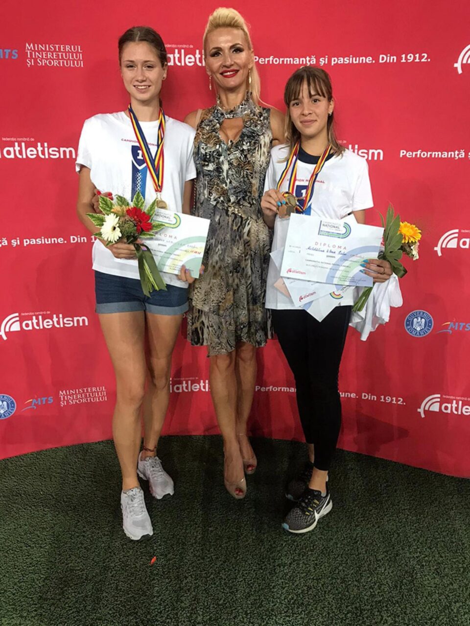 Antrenoarea Erzilia Timpau, încadrată de Talida Sfarghiu și Mădălina Sîrbu