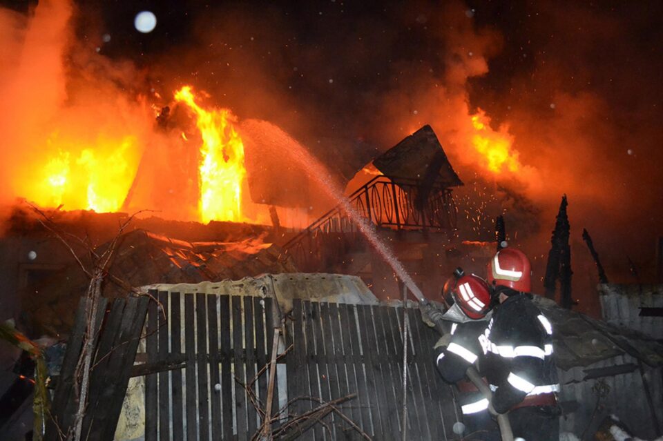 Flăcările au izbucnit după ora 22.00 din interiorul camerei aflate la nivelul superior al casei și s-au extins apoi la acoperiș Flăcările au izbucnit după ora 22.00 din interiorul camerei aflate la nivelul superior al casei și s-au extins apoi la acoperiș