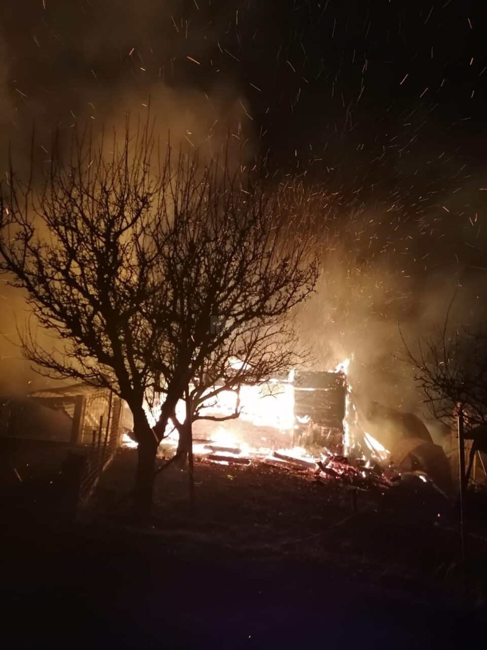 Un incendiu de proporții a distrus o gospodărie din comuna Ulma