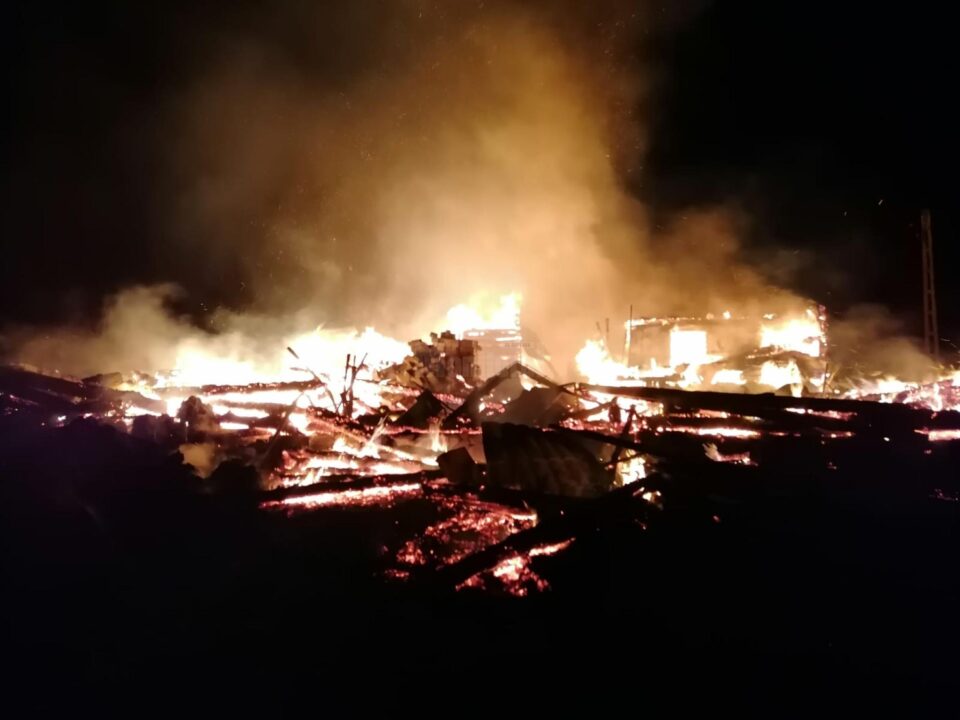 Din păcate, construcțiile din lemn cuprinse de flăcări nu au mai putut fi salvate
