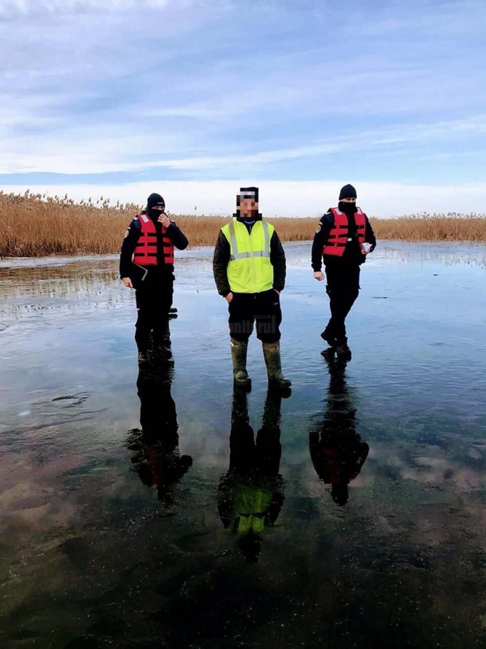 Peste o sută de ”soldăței” pentru știucă, confiscați de jandarmi de la pescari