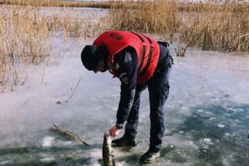 Peste o sută de ”soldăței” pentru știucă, confiscați de jandarmi de la pescari