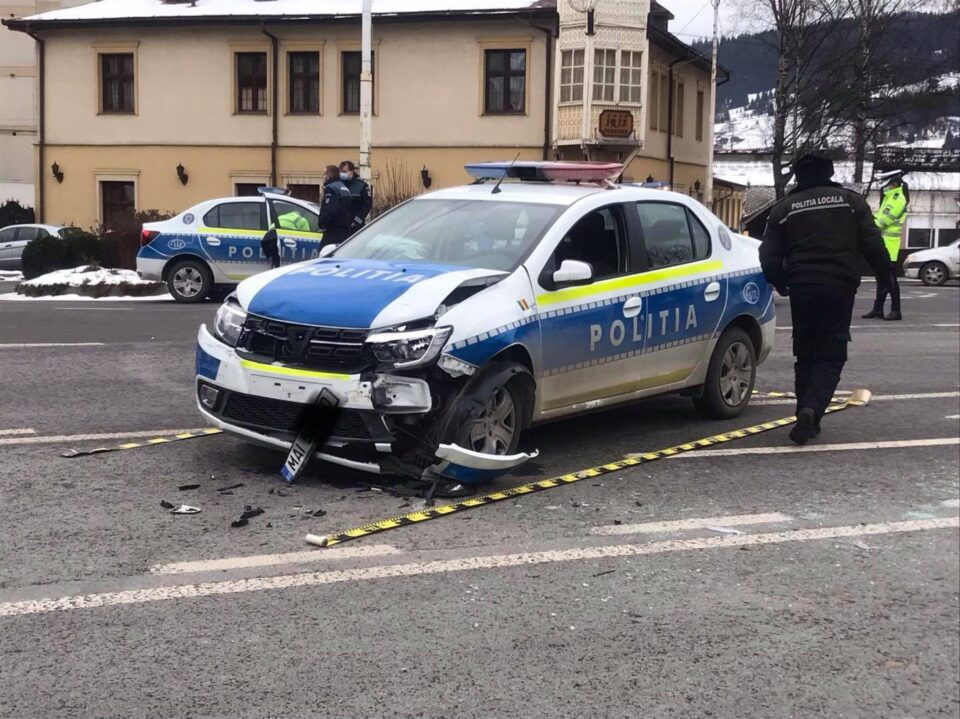 Mașină de poliție în misiune, tamponată de un șofer care nu a dat prioritate FOTO Radio Dorna Mașină de poliție în misiune, tamponată de un șofer care nu a dat prioritate FOTO Radio Dorna