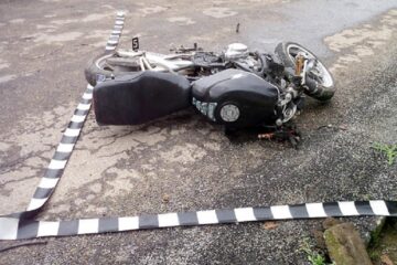 Bărbat grav rănit, după ce s-a urcat fără permis pe motocicletă și a intrat într-un stâlp