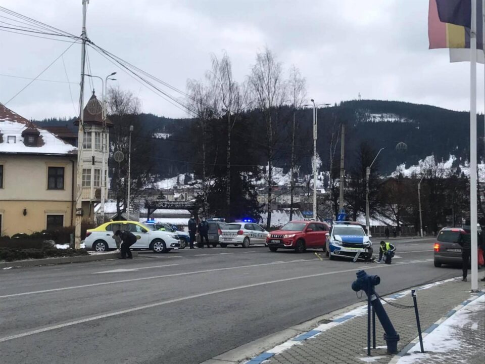 Mașină de poliție în misiune, tamponată de un șofer care nu a dat prioritate FOTO Radio Dorna