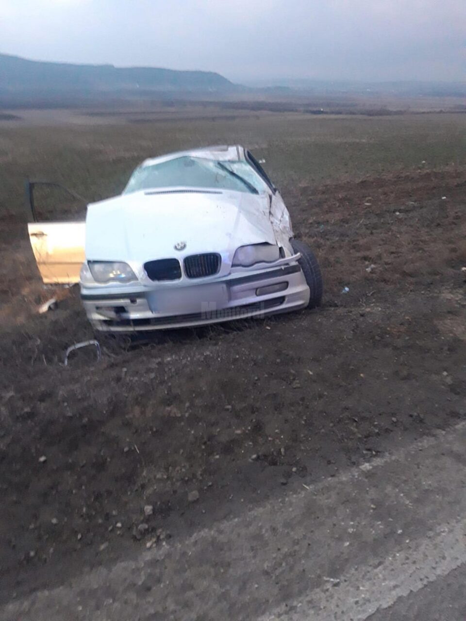 Autoturismul BMW avariat, în care se aflau cele două persoane care au fost rănite