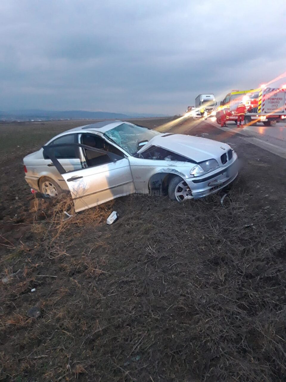 Autoturismul BMW avariat, în care se aflau cele două persoane care au fost rănite Autoturismul BMW avariat, în care se aflau cele două persoane care au fost rănite