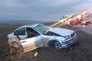 Autoturismul BMW avariat, în care se aflau cele două persoane care au fost rănite