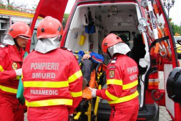 A ajuns la spital cu o plagă la mână, după ce a fost mușcată de un cal